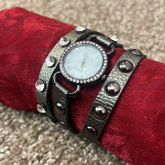 Geneva Platinum wrap around leather & rhinestone watch Japan movement - Picture 2 of 9